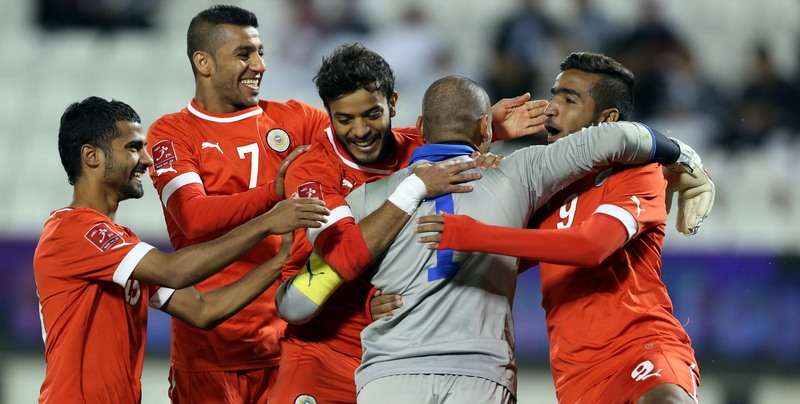 سيد محمد جعفر يتلقى تهنئة زملائه بعد تألقه امام الكويت