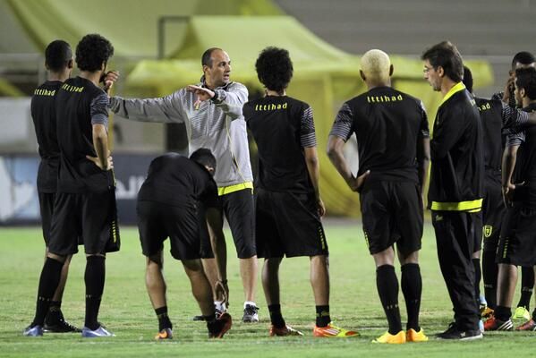 عمرو انور يوجه اللاعبين اثناء المران