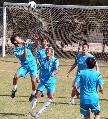موساشي سوزوكي مع زملائه اليابانيين في التدريب