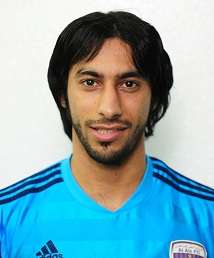 هزاع سالم لاعب العين تلقى بطاقة صفراء خلال اللقاء