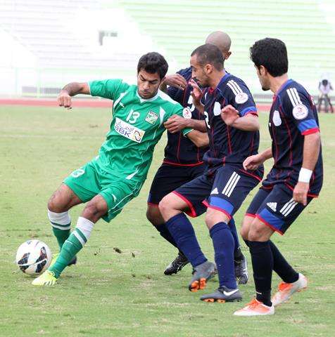محمد فريح لاعب العربي أمام حائط دفاعي من اليرموك