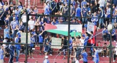 جماهير يونيفيرسيداد أثناء رفعها العلم الفلسطيني