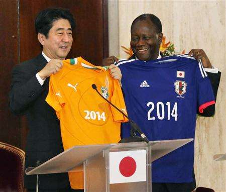 رئيس الوزراء الياباني آبي يبادل القميص مع رئيس كوت ديفوار الحسن واتارا