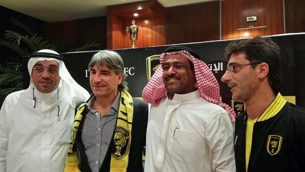مدرب الاتحاد الجديد رفقة رئيس النادي جمجوم و مدير الفريق المحماد