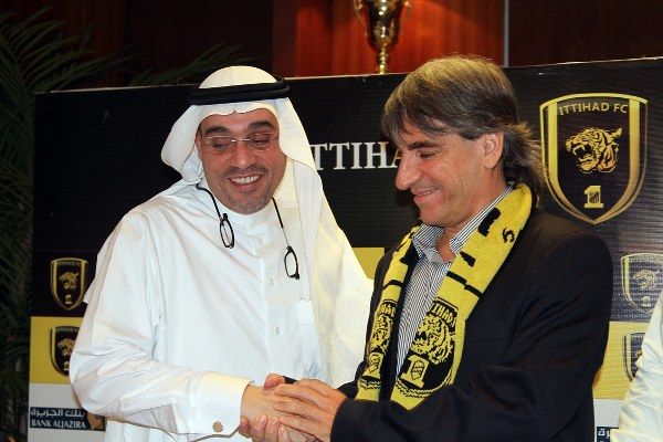 مدرب الاتحاد الجديد رفقة عادل جمجوم رئيس النادي المكلف