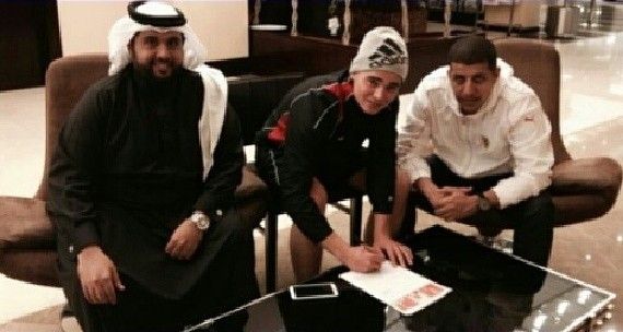 الداوود لحظة توقيعه على العقد