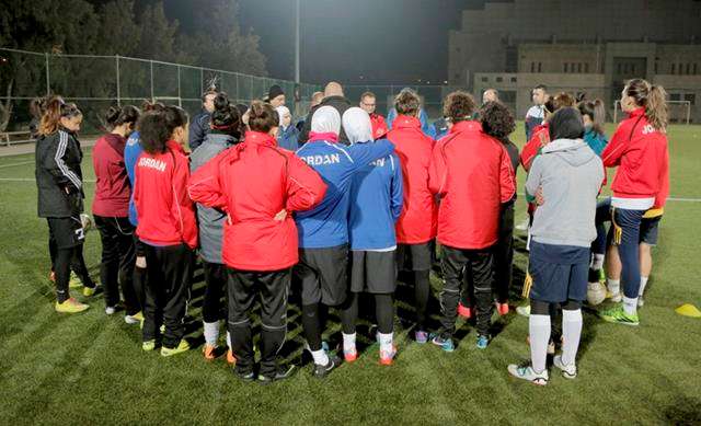 لاعبات منتخب الأردن النسوي يستمعن للجهاز الفني