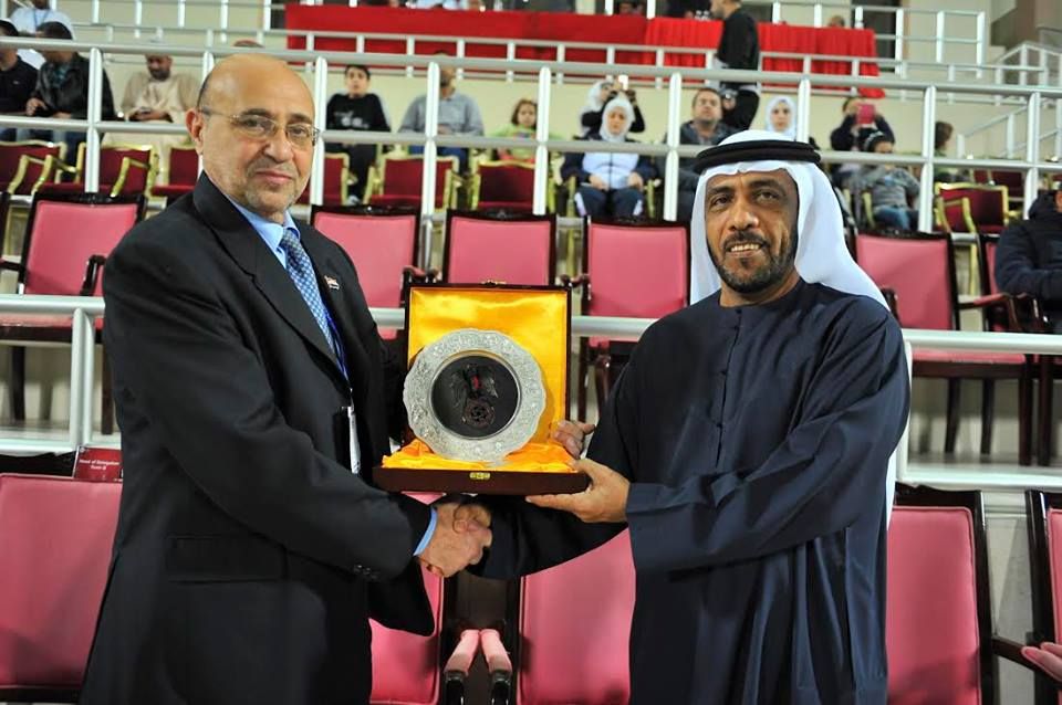 محمد العقاد يقدم درع الاتحاد الكرة للاتحاد الاماراتي