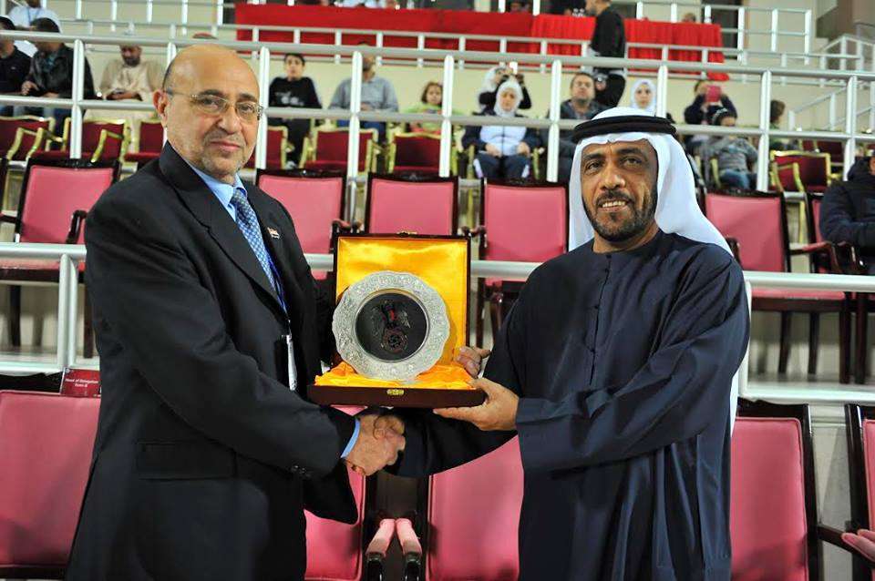 محمد العقاد يقدم درع الاتحاد الكرة للاتحاد الاماراتي