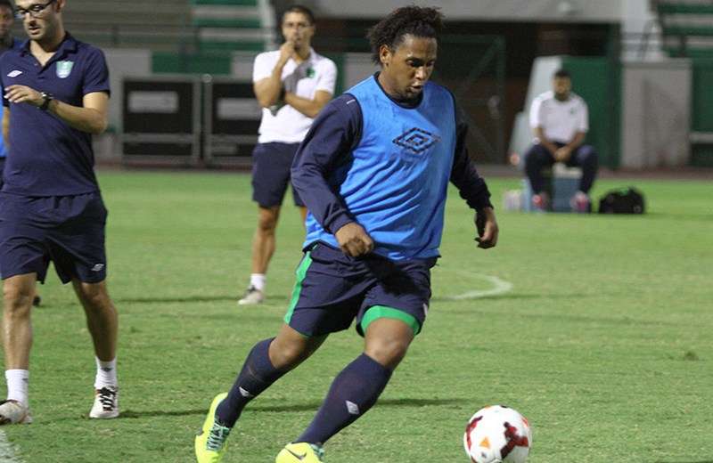 دي اوليفيرا يشارك في تدريب الاهلي