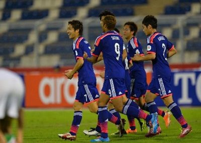 فرحة لاعبي منتخب اليابان الأولمبي بعد تسجيلهم هدف التعادل