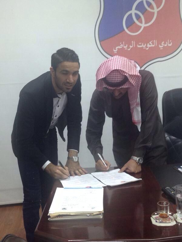 لحظة توقيع العقد بين عبدالعزيز المرزوق و الايراني جواد نيكونام