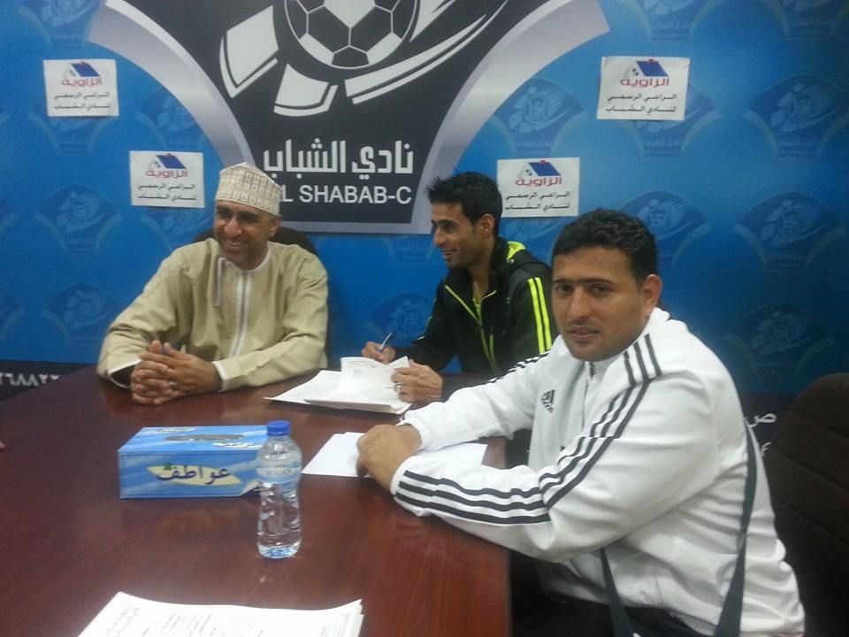 حتاملة خلال توقعيه عقده اليوم