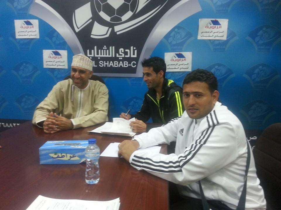 حتاملة خلال توقعيه عقده اليوم