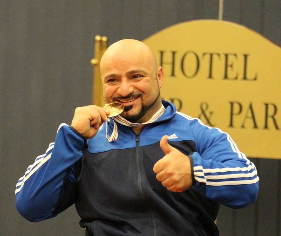 الأردني معتز الجنيدي فرحا بالميدالية الذهبية