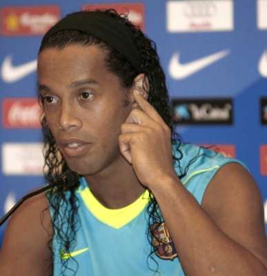 البرازيلي رونالدينيو نجم برشلونة 