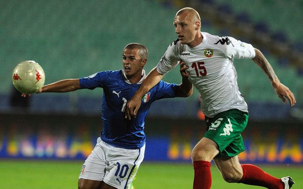 ايفانوف (يمين)