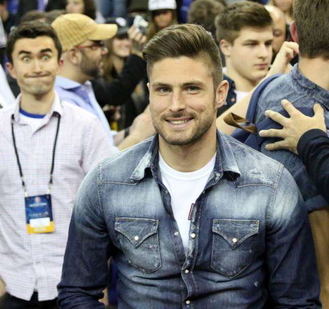 جيرو وخلفه شخص يقوم بحركة غريبة بوجهه لإفساد الصورة