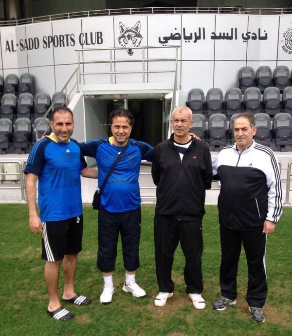 زياد شلباية برفقة الجهاز التدريبي والطبي في ملعب السد القطري