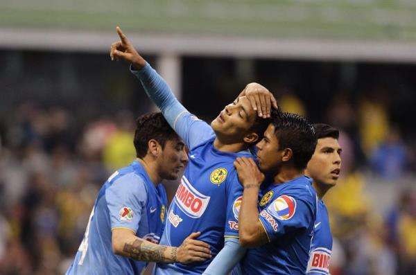 لاعبو كلوب أمريكا يحتفلون بتسجيل هدف في مرمى ليون 