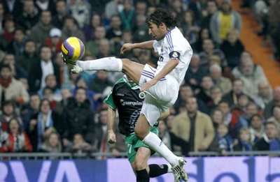 راؤول لحظة تسجيه للهدف الاول