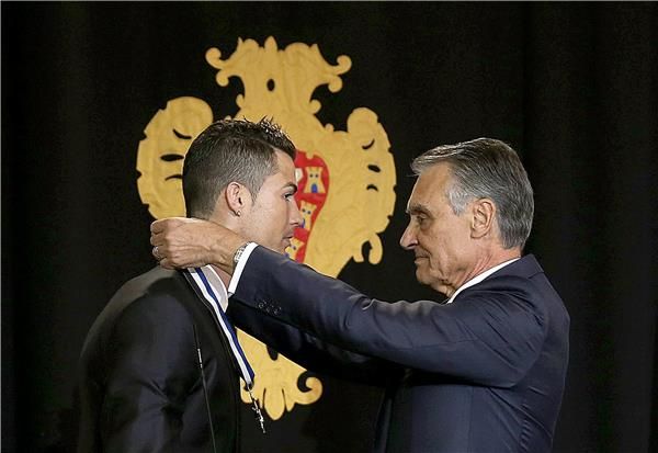 الرئيس البرتغالي يقلد رونالدو الوسام