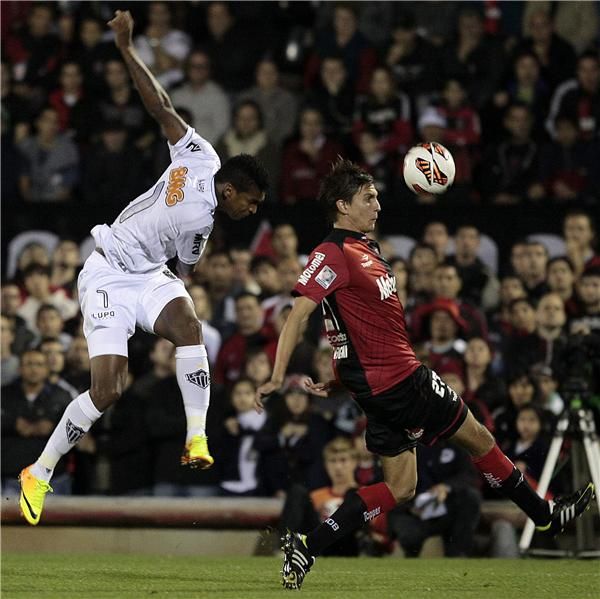 سانتياجو فيرجيني (يمين)