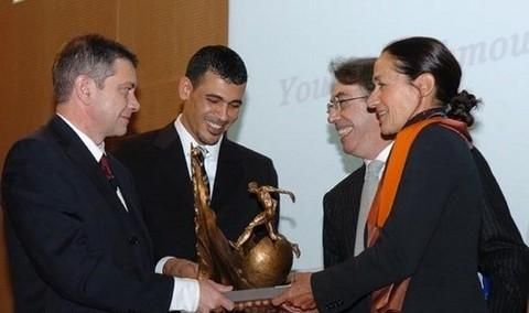 يونس محمود يتسلم جائزة جياشينتو فاكيتي الأيطالية الرفيعة