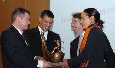 يونس محمود يتسلم جائزة جياشينتو فاكيتي الأيطالية الرفيعة