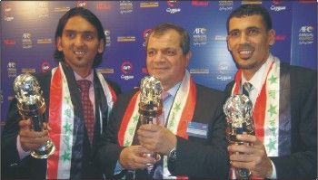 يونس محمود (اليمين) يرفع جائزة ثاني افضل لاعب اسيوي وزميله نشأت اكرم (اليسار) يرفع جائزة ثالث افضل لاعب اسيوي, فيما يظهر السيد حسين سعيد رئيس الاتحاد العراقي وهو يرفع جائزة افضل منتخب اسيوي لعام 2007