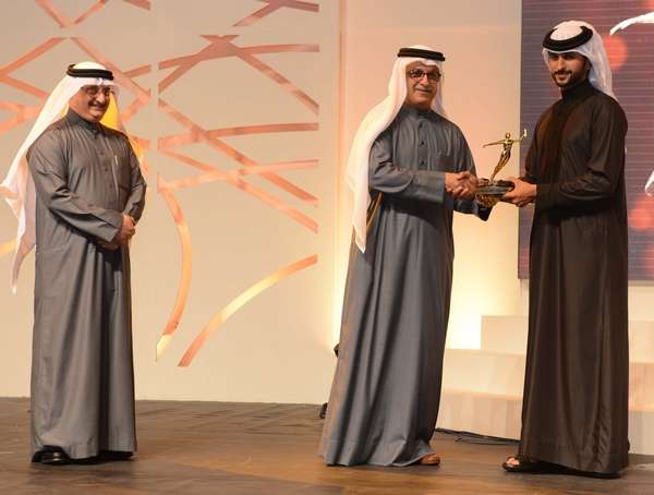 الشيخ ناصر بن حمد يقدم هدية تذكارية للشيخ سلمان بن إبراهيم رئيس مجلس أمناء الجائزة