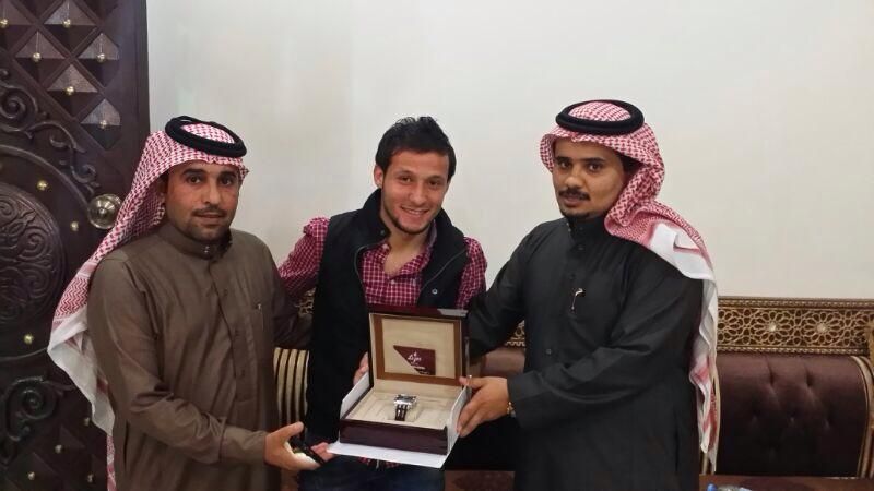 اللحام خلال تكريمه من ادارة نجران السعودي