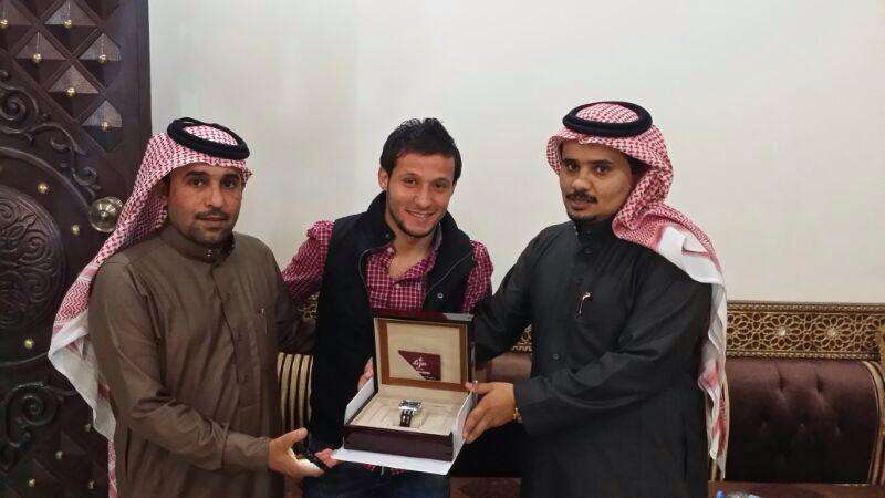 اللحام خلال تكريمه من ادارة نجران السعودي