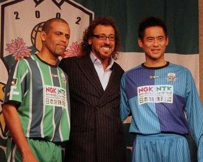 المدرب راموس مع المخضرمان كاواجوتشي (يمين) وآليكس في المؤتمر الصحفي