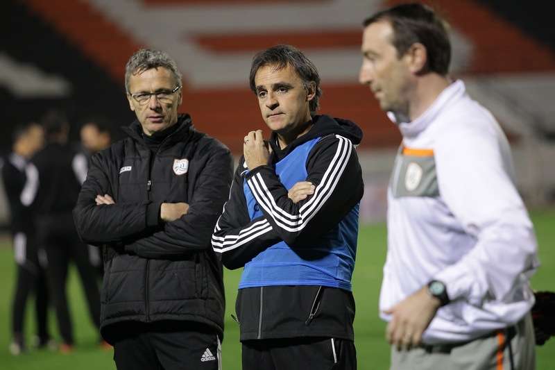 فيريرا لدى حديثه مع لاعبيه