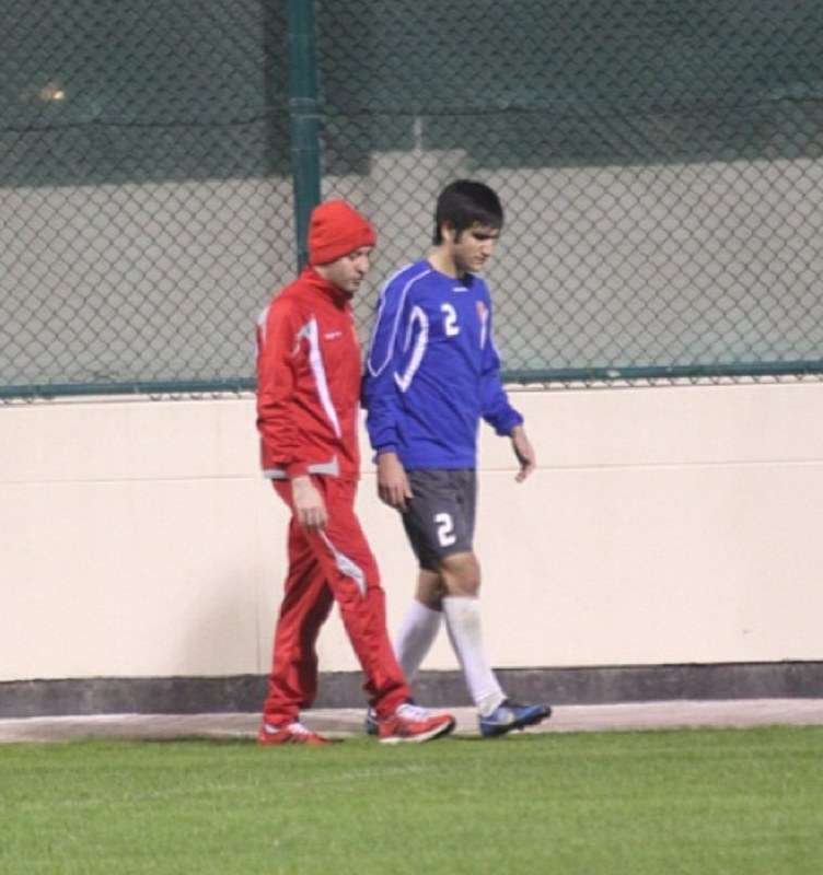 القاسمي يغادر تدريب المحرق بعد الاصابة