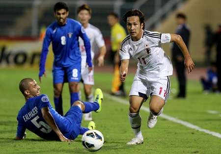 لاعب الوسط تاكيشي كاناموري في لقاء اليابان والكويت الذي انتهى سلبياً