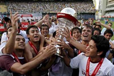 فرحه لاعبي  لانوس  بلقبه الاول في الدوري الارجنتيني