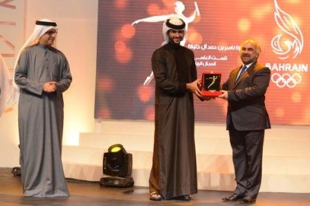عبد الرحمن جواهري يتسلم درعا تذكاريا من سمو الشيخ ناصر بن حمد في الحفل الختامي