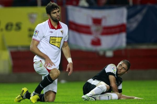 فازيو بالزي الأبيض لأشبيلية يحاول النهوض من أرض الملعب