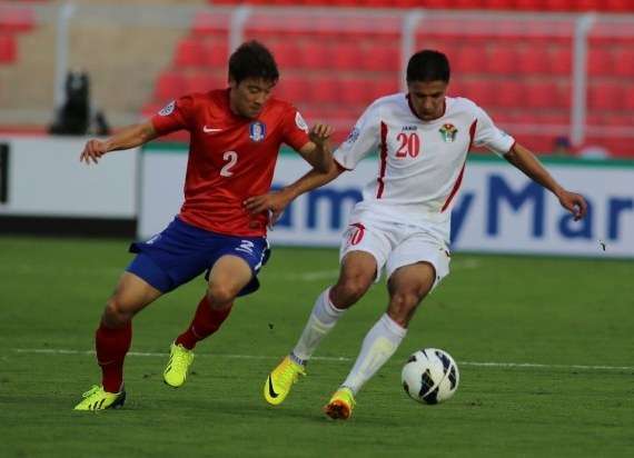 من لقاء المنتخبين في الدور الأول للبطولة 