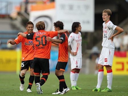 فارق الطول بين نيكي ولاعبي اليابان في الموسم الماضي من الدوري 2013