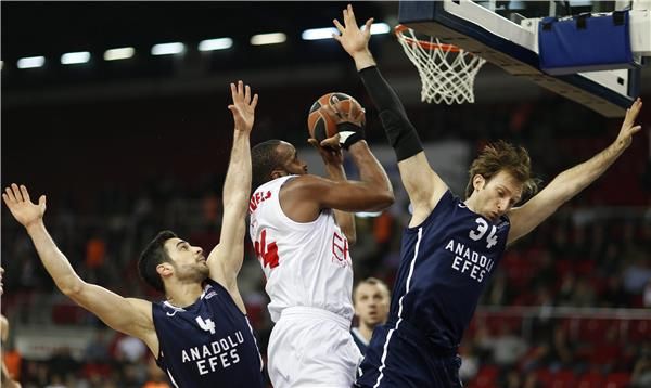 ساماردو لاعب ارماني ميلانو ومحاولة تسجيل في سلة ايفيس 