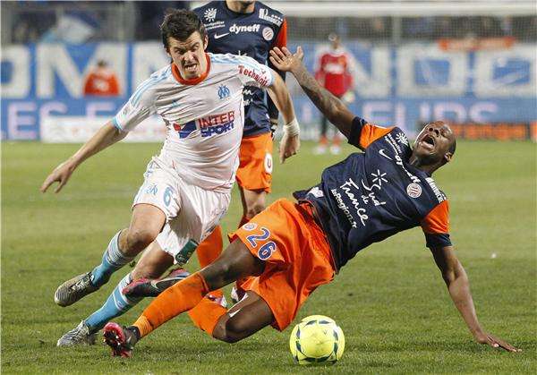 دابو يسقط على الأرض