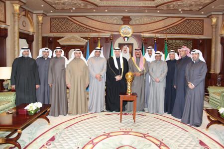 ولي العهد الكويتي مع الفهد واعضاء اتحاد الكرة الكويتي