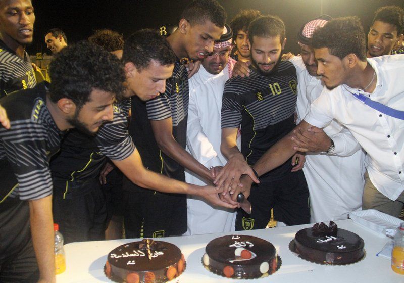 احتفال اللاعبين ورئيس النادي بعودة الفريدي