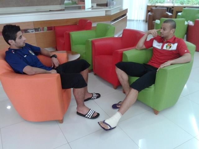 محمود زعترة "يمين" في دبي وتظهر قدمه المصابة 