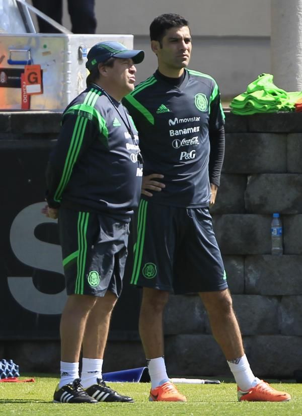 مدرب المكسيك ميجيل هيريرا يعطي تعليمات لرافائيل ماركيز 