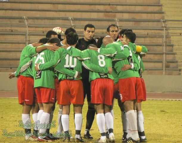 فريق الوحدات قبل اللقاء وبعدسة كووورة 