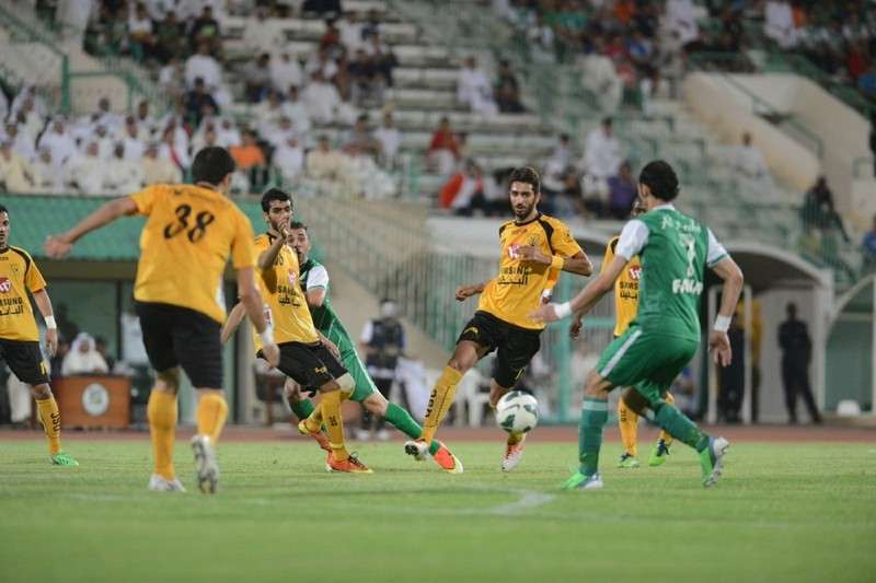 جانب من قمة الكرة الكويتية بين القادسية والعربي